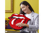 Eine Frau hält ein LEGO® Modell der Rolling Stones Zunge.