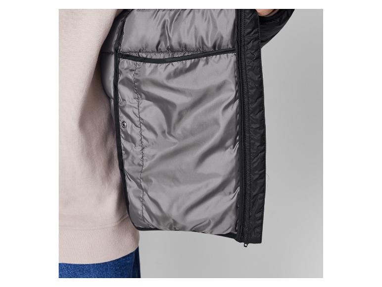 Schwarze Daunenjacke mit grauem Futter.