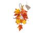 Herbstdekoration mit Ahornblättern, Blumen, Beeren und Baumwolle, mit einem kleinen Stoffbeutel.