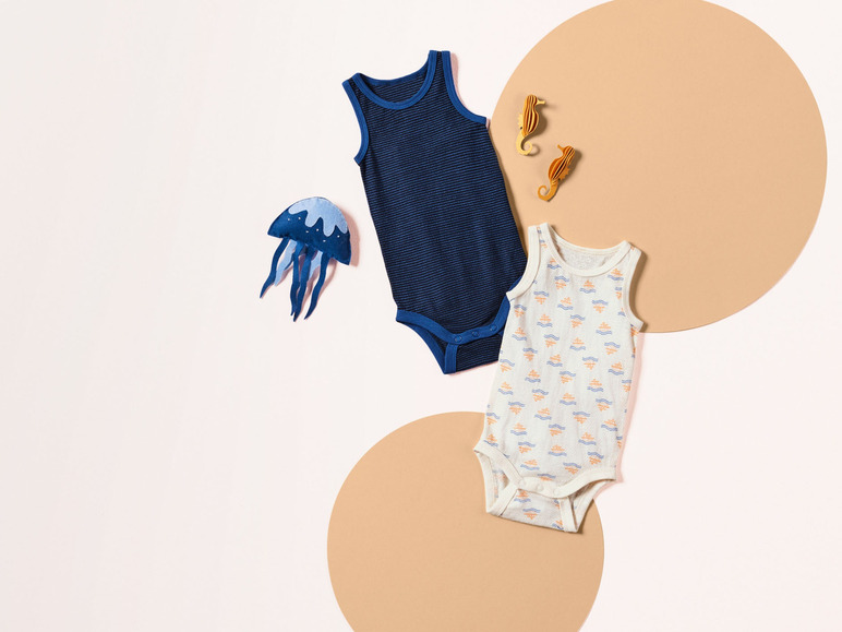 Zwei Baby-Bodys, einer mit Streifen, einer mit Boots-Print.