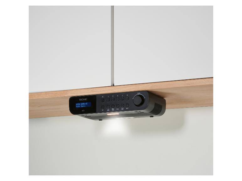 TRONIC Unterbauradio mit Display, das „ROCK ANTENNE Rock Music“ anzeigt, unter einem Holzregal montiert.