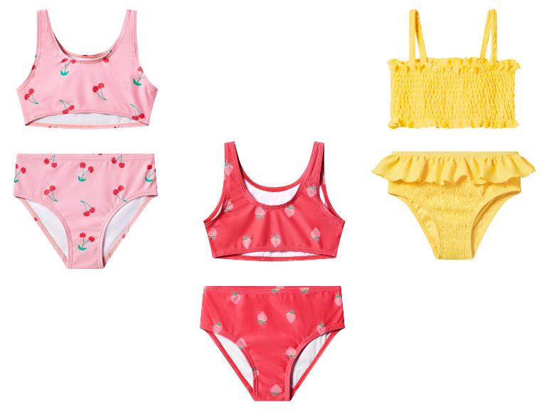 Kinder-Bikini-Sets: rosa mit Kirschen, rot mit Erdbeeren und gelb mit Rüschen.