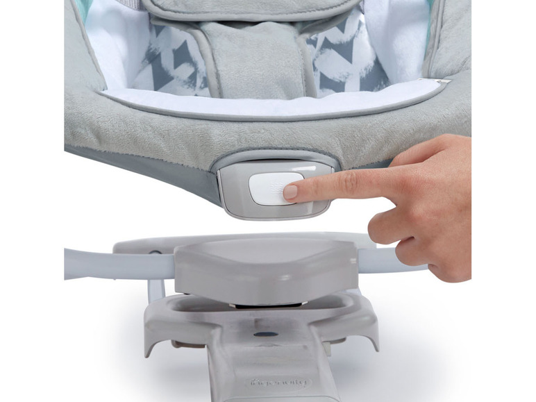 Ein grauer Babyschaukelstuhl mit Knopfsteuerung.