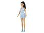Eine Barbie-Puppe in einem blau gestreiften Kleid und blauen Schuhen.