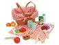 Picknick-Set mit Korb, karierter Decke, Sandwiches, Obst, Getränken und Besteck.