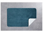 Eine blaue Badematte mit rutschfester Unterseite.