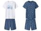 Herren-Sommerpyjamas: ein weißes mit „CALL IT A DAY“-Text und ein blaues mit Bootsmuster.
