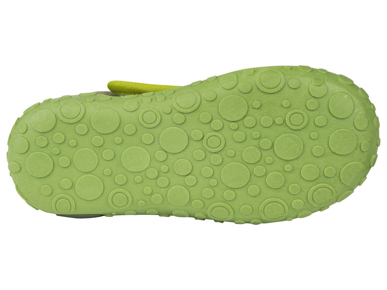 Grüne Babyschuhe mit runden Mustern.