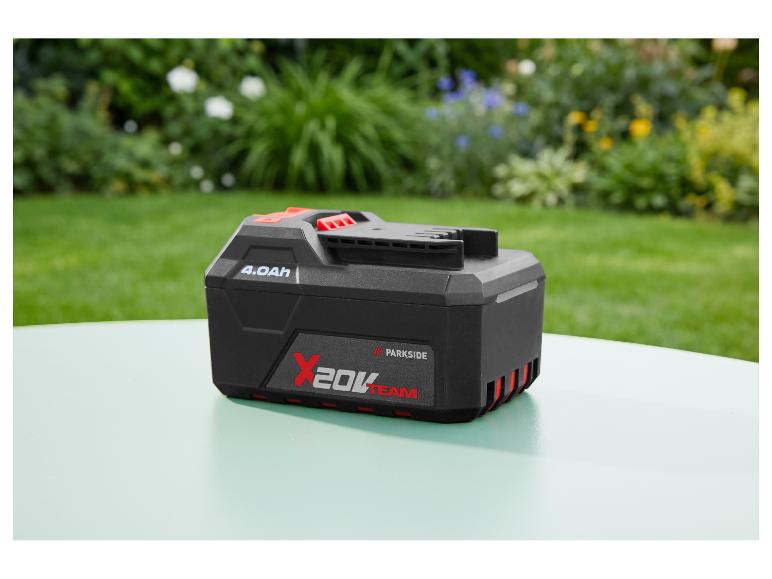 PARKSIDE 20V Akku 4 Ah auf einem Tisch im Garten