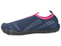 Blaue Wasserschuhe mit rosa Akzenten.