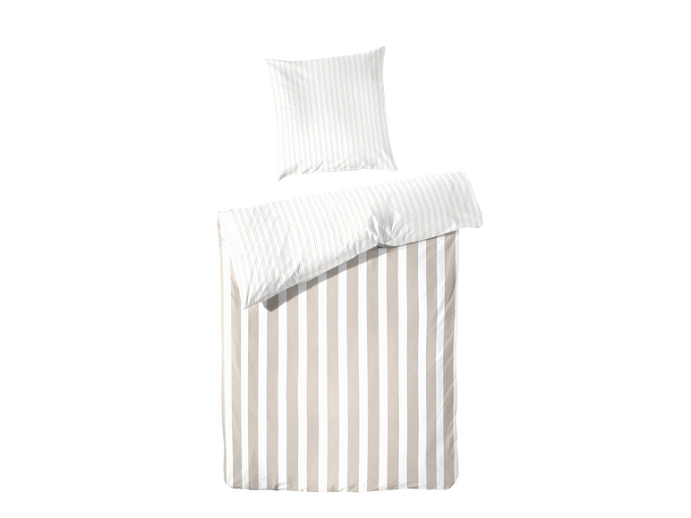 Beige gestreiftes Bettbezugset mit passenden Kissenbezügen.