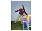 ESMARA KIDS Mädchen-Sweatpullover in Bordeaux mit Croissant-Print, getragen zu Jeans auf einem Spielplatz