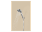 Verchromtes Duschset mit Wasserstrahl auf hellem Hintergrund.