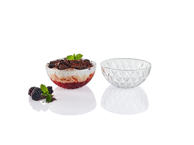 Dessert mit Brombeeren und Schokolade in einer facettierten Glasschüssel.