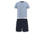 Hellblaues T-Shirt und dunkelblaue Shorts.
