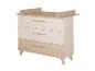 Helle Holz- und cremefarbene Kommode mit drei Schubladen und Wickelaufsatz.
