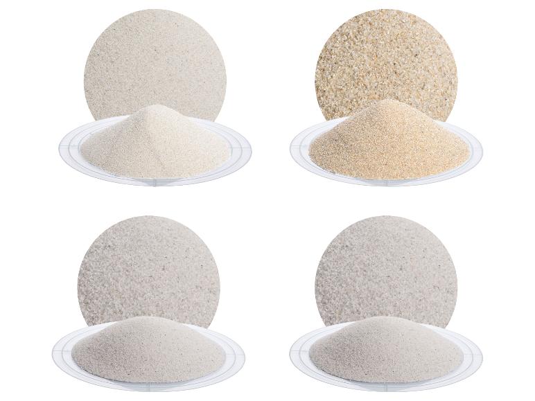 Vier Sandarten in verschiedenen Farben und Körnungen, präsentiert auf weißen Tellern.