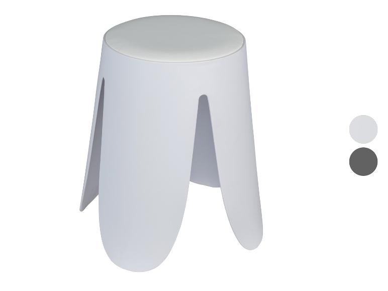 Weißer Plastikhocker mit weichem Sitz.