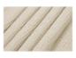 Detail eines beigen Musselinstoffs mit sanften Falten.