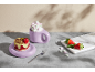 Desserts: ein Kuchen mit Erdbeeren und ein Sahnegetränk mit Marshmallows auf einem grauen Tisch.