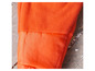 Nahaufnahme einer orangefarbenen Fleece- und Nylonjacke