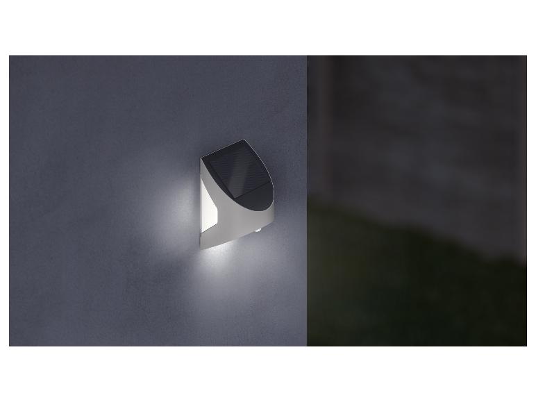 LIVARNO home Solar-Wandleuchte mit Bewegungsmelder an einer Wand