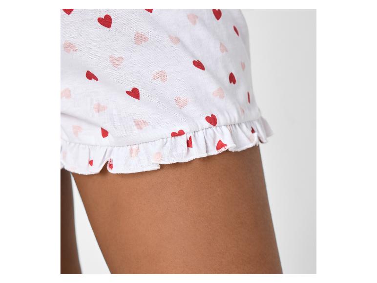 Weißer Damenpyjama mit roten und rosa Herzen, mit Rüschensaum.