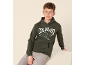 Junge in grünem Hoodie mit „COLORADO“-Aufdruck und Skifahrer-Motiv, graue Jeans