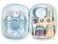Ein Baby-Pflege-Set mit einem Thermometer in Schildkrötenform, einer Bürste, einem Kamm, einem Nagelschneider und einer Schere.