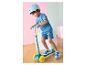 Junge in blauem T-Shirt, Shorts und Helm fährt einen dreirädrigen Roller.