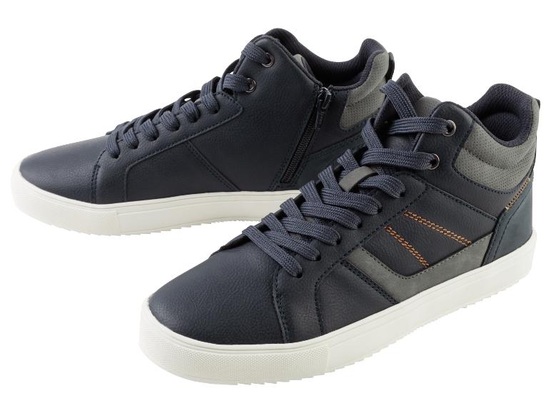Zwei Paar dunkelblaue Sneaker mit weißen Sohlen.