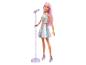 Barbie-Puppe mit pinken Haaren, silbernem Glitzertop und Rock sowie einem lila Mikrofonständer.