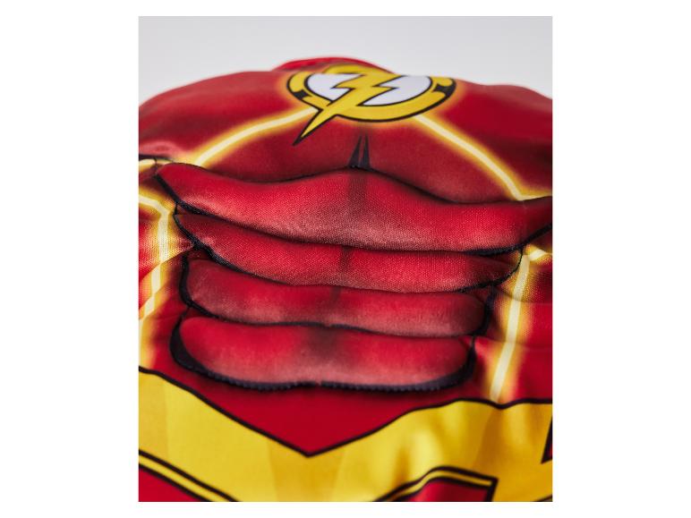 Oberteil eines Flash-Kostüms mit Logo und falschen Muskeln.
