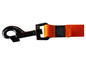 Ein orangefarbenes Hundehalsband mit einem schwarzen Karabinerhaken