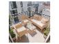 Balkon-Set aus Rattan mit Sofa, zwei Sesseln und Couchtisch mit Getränken.