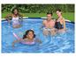 Eine Familie genießt ein Schwimmbecken mit aufblasbaren Schwimmringen.