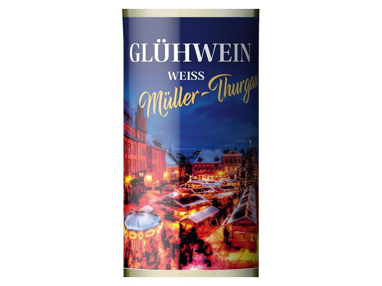 Flasche weißer Glühwein Müller-Thurgau mit beleuchteter Weihnachtsmarktszene.