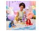 Trendige Rainbow High Puppen, Accessoires und ein Kind beim Spielen.