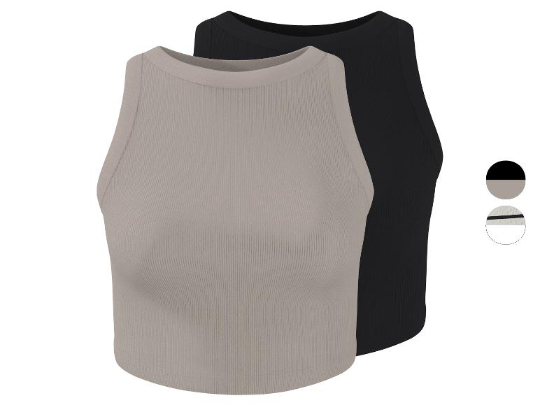 Zwei gerippte Tanktops, eines beige und eines schwarz, mit Rundhalsausschnitt.