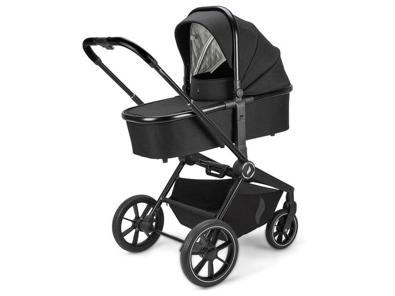 Ein schwarzer Kinderwagen mit großem Sonnendach.