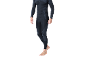 Mann in schwarzem langärmligem Thermoshirt und passenden Thermoleggings