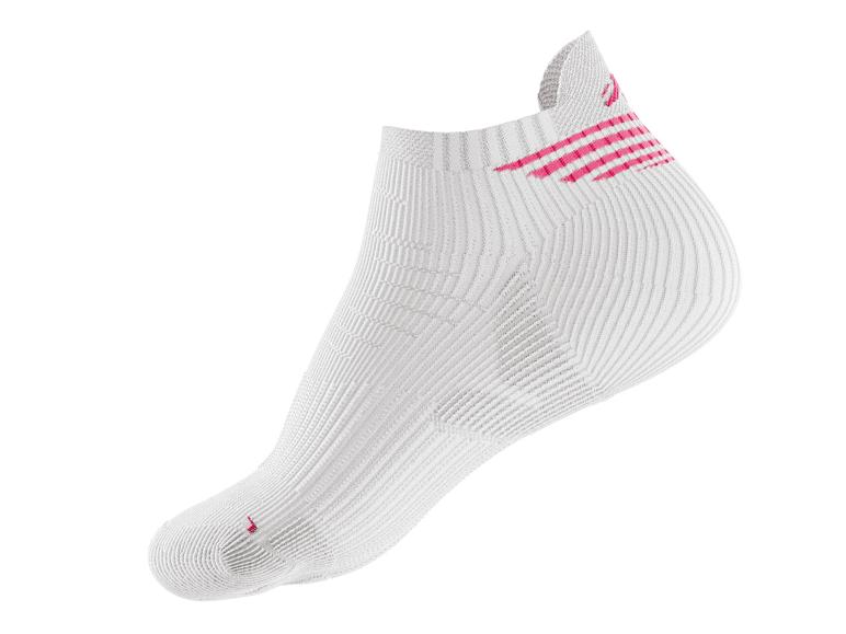 Weiße Sportsocken mit rosafarbenen Details.
