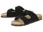 Schwarze Sandalen mit zwei Riemen und Schnallen, Korksohle und braunem Fußbett.