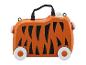 Ein orangefarbener Koffer mit Tigermuster auf Rädern für Kinder.