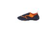 Schwarze und orangefarbene Wasserschuhe mit strukturierter Sohle