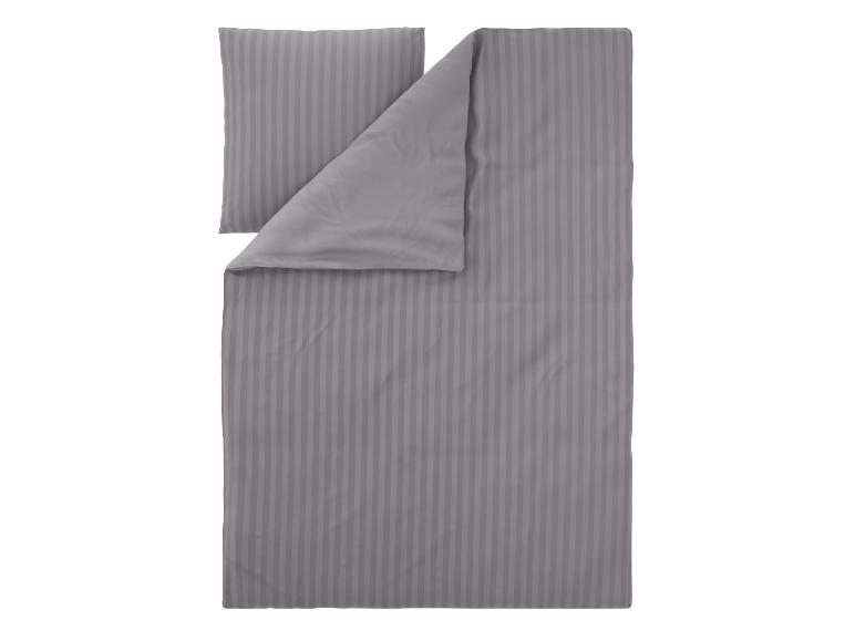 Graue gestreifte Bettwäsche mit Kissen- und Bettbezug.