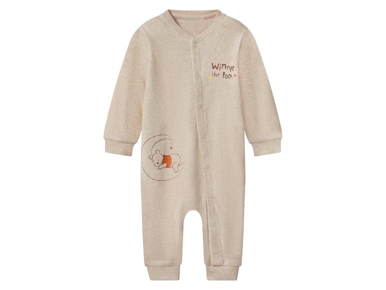 Beiger Baby-Strampler mit schlafendem Winnie Puuh auf dem Mond Motiv.