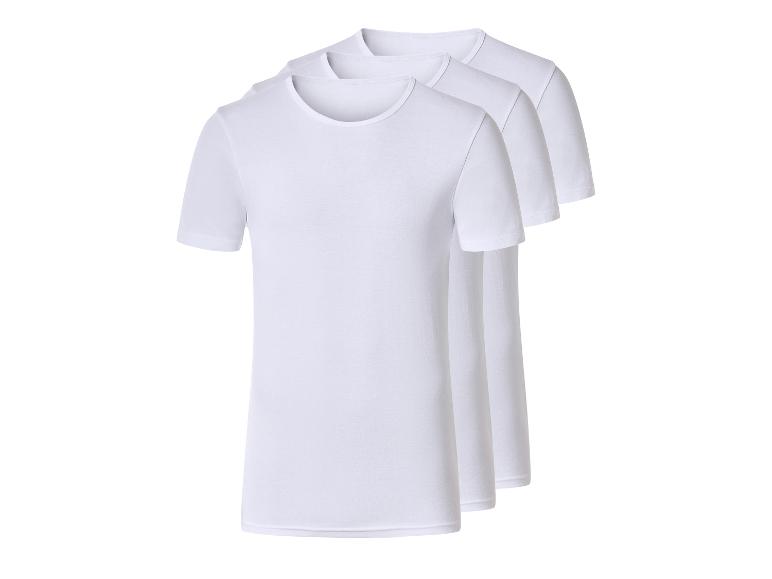 Drei weiße, schlichte Kurzarm-T-Shirts, hintereinander angeordnet
