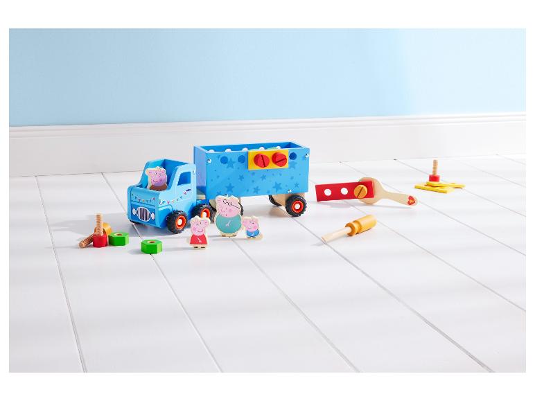Peppa Pig Holzspielzeug, bestehend aus einem Lastwagen, Anhänger, Figuren und Werkzeugen.