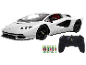 Weißes ferngesteuertes Spielzeugauto mit Fernbedienung und Batterien.